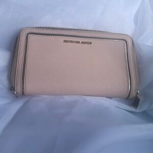 MICHAEL MICHAEL KORSLarge Flat Multifunction Zip Wristlet and cardholder